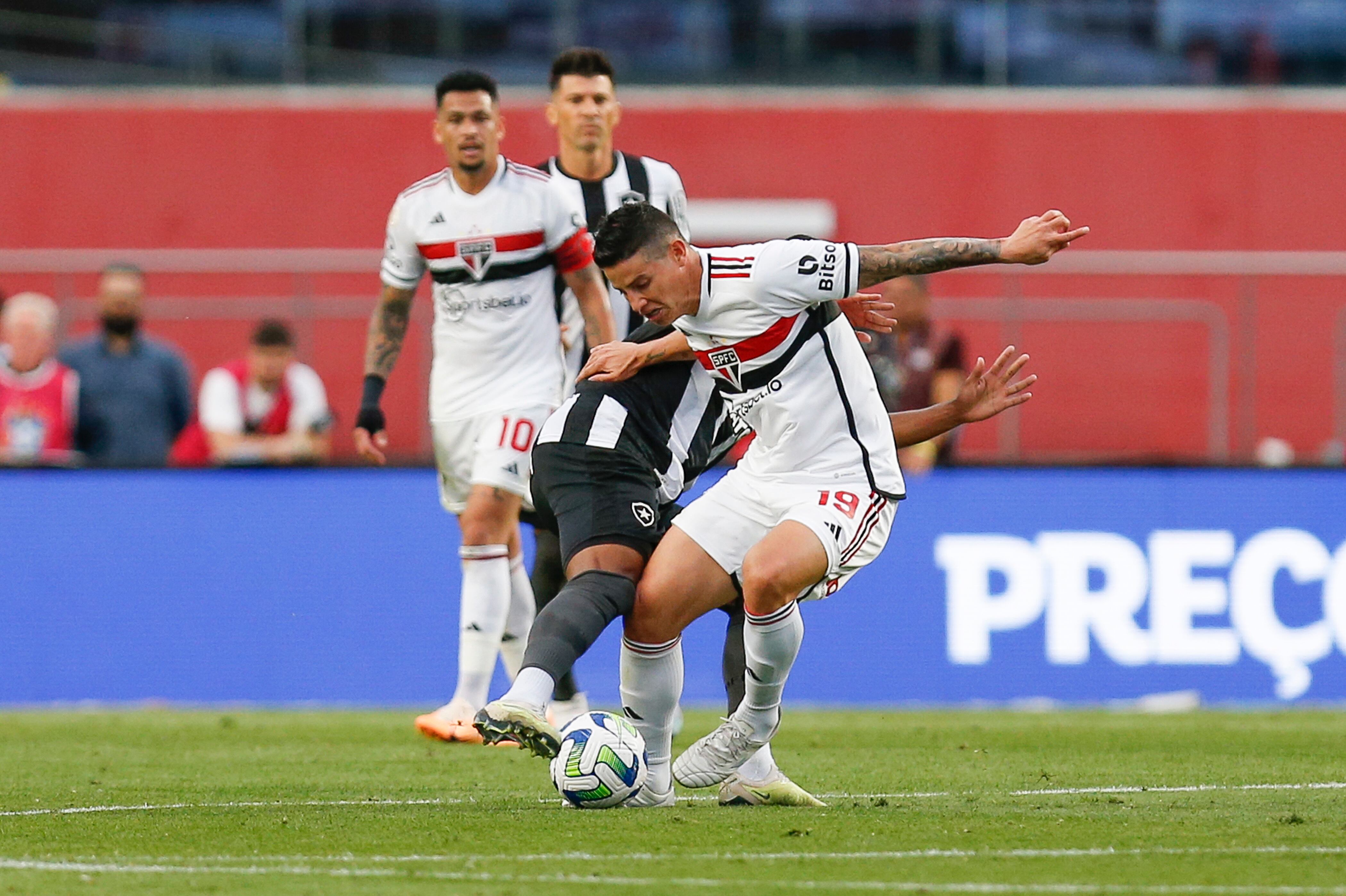 SAO PAULO, BRAZIL - AUGUST 19: James Rodriguez of Sao Paulo in action during the match between Sao Paulo and Botafogo as part of Brasileirao Series A 2023 at Morumbi Stadium on August 19, 2023 in Sao Paulo, Brazil. (Photo by Ricardo Moreira/Getty Images)
