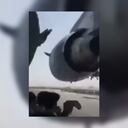 En Afganistán, persona que se colgó a un avión grabó este video