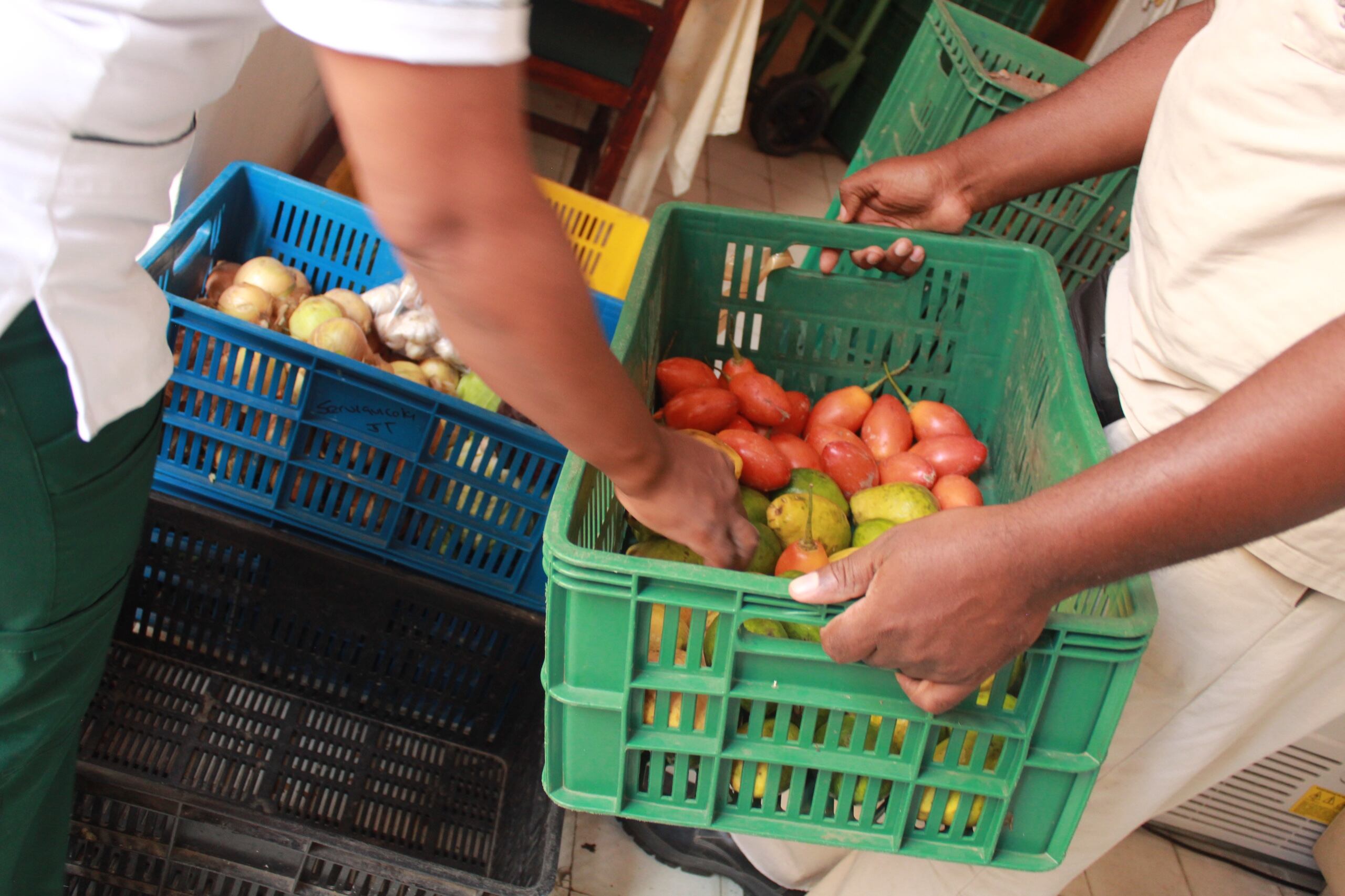 Luego de que desde el Concejo de Cali, la cabildante María Isabel Londoño, denunciara que a algunos comedores comunitarios de la ciudad estaban llegando alimentos en mal estado, la Secretaria de Bienestar social, María Isabel Barón, informó que se viene haciendo un ejercicio a los comedores comunitarios para revisar que se estén entregando los productos en buen estado.