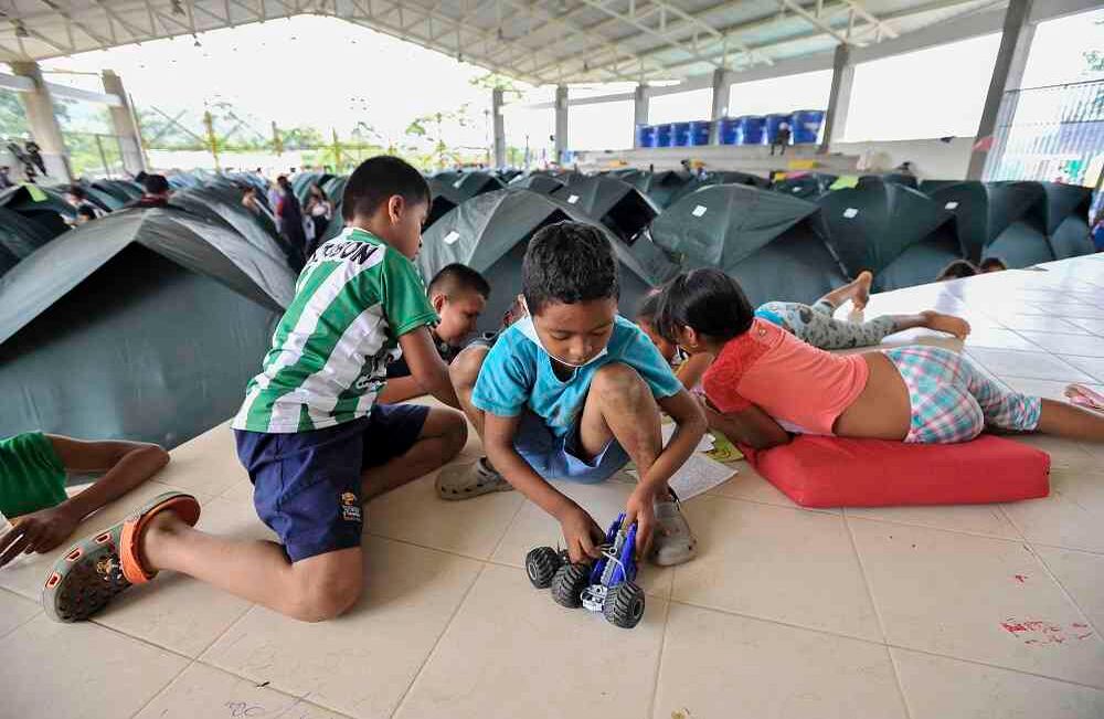 Varios niños juegan el miércoles 5 de abril de 2017 en un albergue para damnificados, en Mocoa, Putumayo, luego que la noche del 31 de marzo una avalancha provocada por el desbordamiento de los ríos Mocoa, Mulato y Sangoyaco arrasó con todo lo que encontró a su paso. Hasta el momento la cifra de muertos se eleva a  301víctimas mortales y un indeterminado numero de desaparecidos. Foto: Carlos Julio Martínez / Enviado Especial de Semana