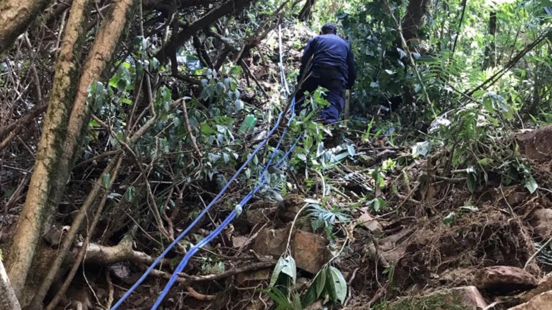 Labores de rescate del cadáver de la mujer.