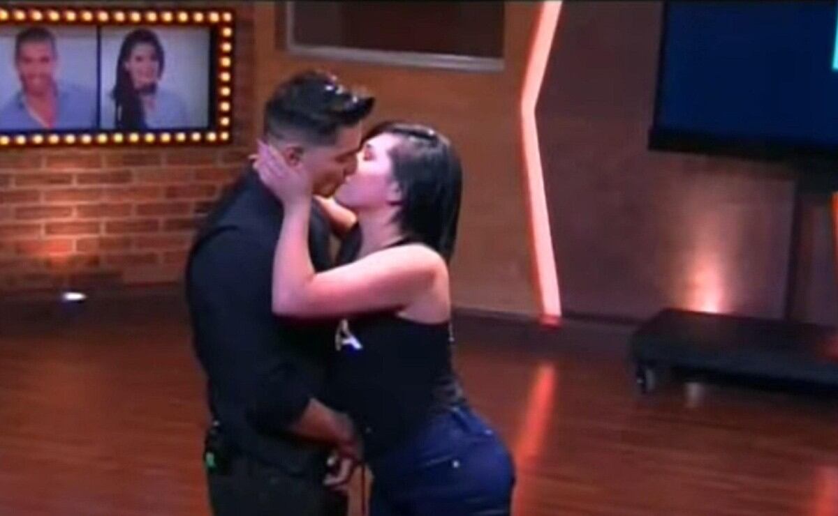 Maluma y Yina Calderón beso
