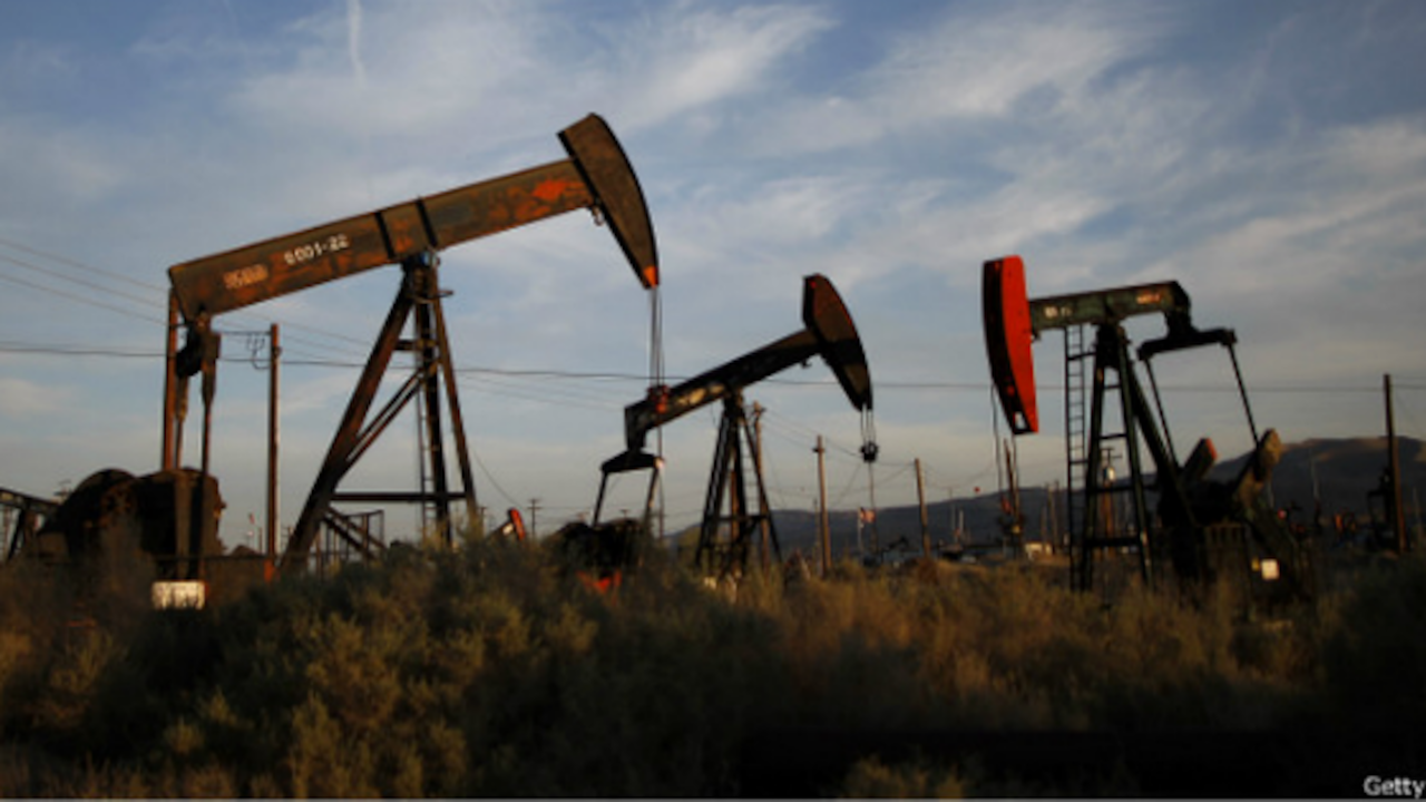 Pozos de extracción de petróleo en la formación de esquisto Monterey, California.