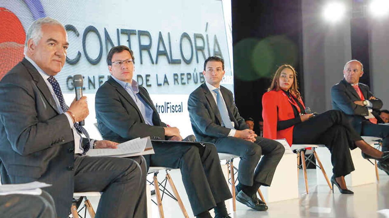 En el foro, Edgardo Maya, José Fernando Hoyos, Carlos Felipe Córdoba, Adriana Escobar y Manuel Restrepo.