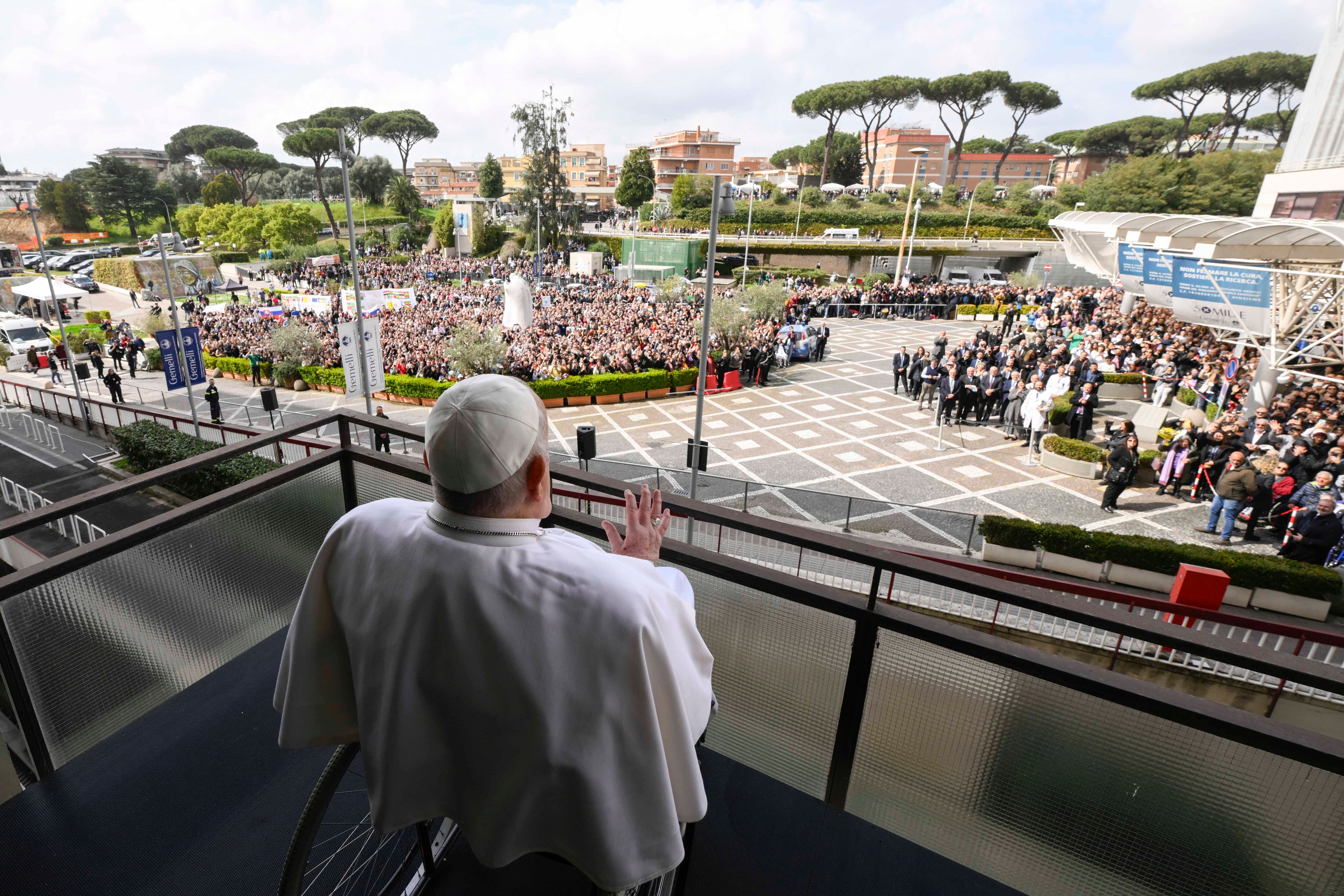 El papa Francisco saludando a los fieles desde un balcón del Hospital Gemelli de Roma, tras ser dado de alta.