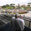 El papa Francisco saludando a los fieles desde un balcón del Hospital Gemelli de Roma, tras ser dado de alta.