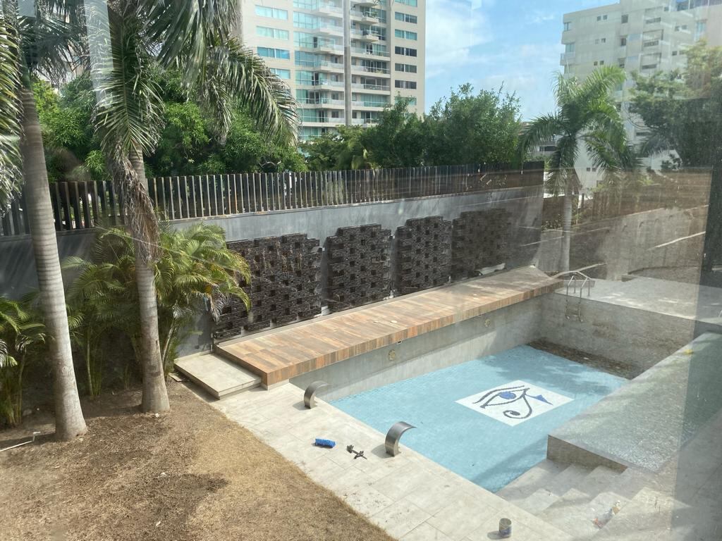 Patio de la mansión con piscina, ubicado en el segundo nivel.