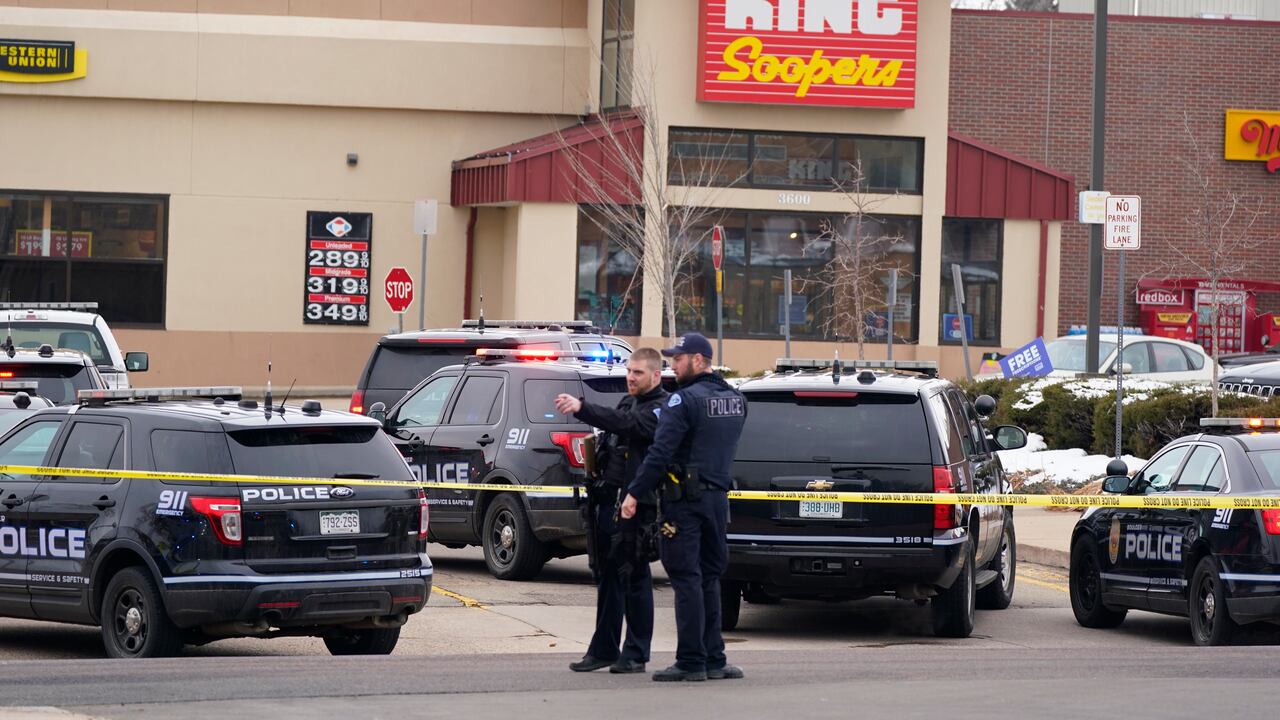 La policía trabaja en la escena fuera de una tienda de comestibles King Soopers, donde tuvo lugar un tiroteo el lunes 22 de marzo de 2021, en Boulder, Colorado (Foto AP / David Zalubowski)