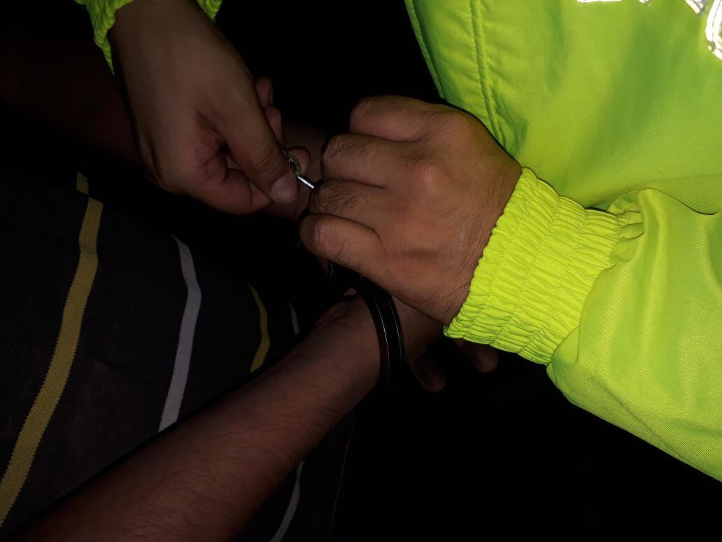 La patrullera bajó a los hombres del camión y los colocó contra una reja mientras llegaban los refuerzos.