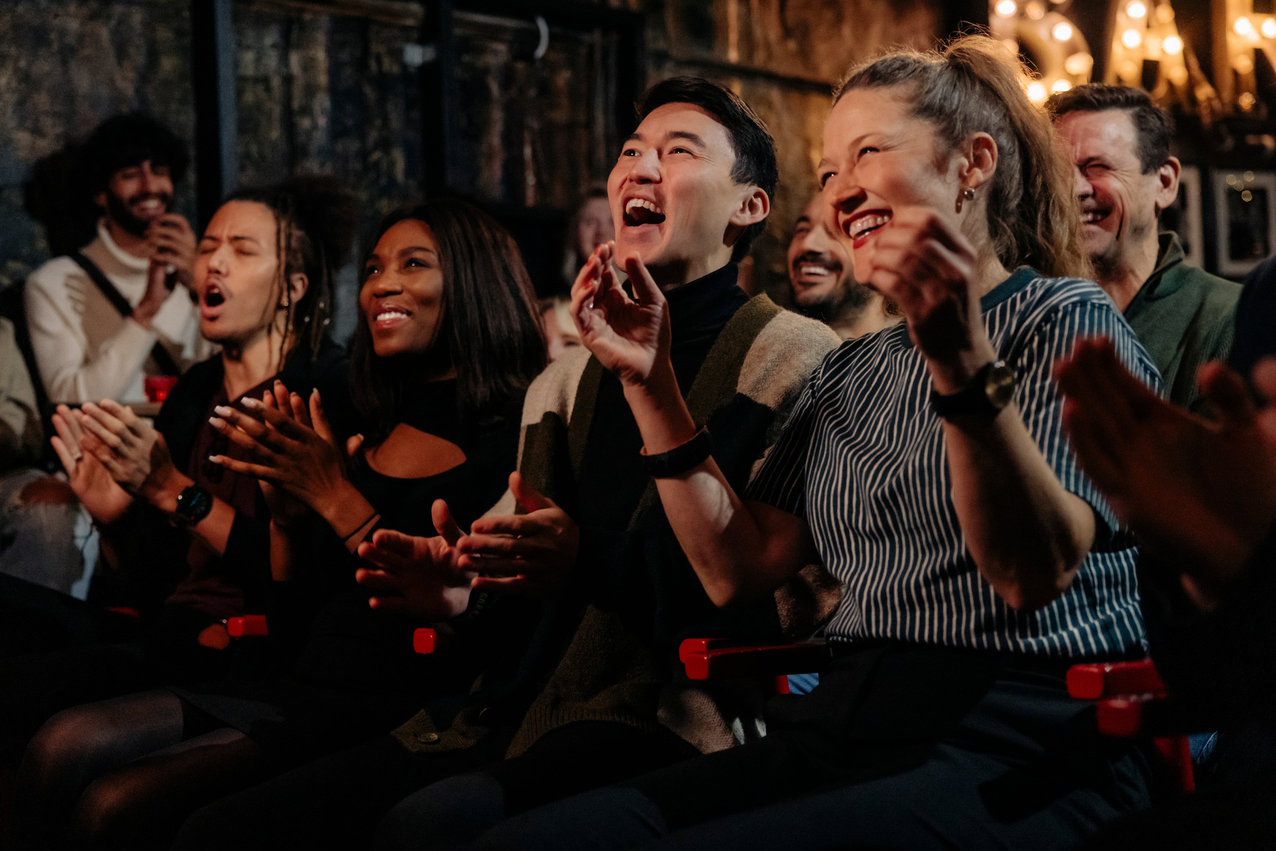 Personas disfrutando de una obra de teatro