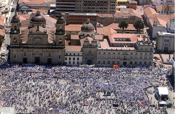 El 4 de febrero, la Plaza de Bolívar, en Bogotá, estuvo repleta durante varias horas por caminantes que llegaban desde todos los rincones de la ciudad. 