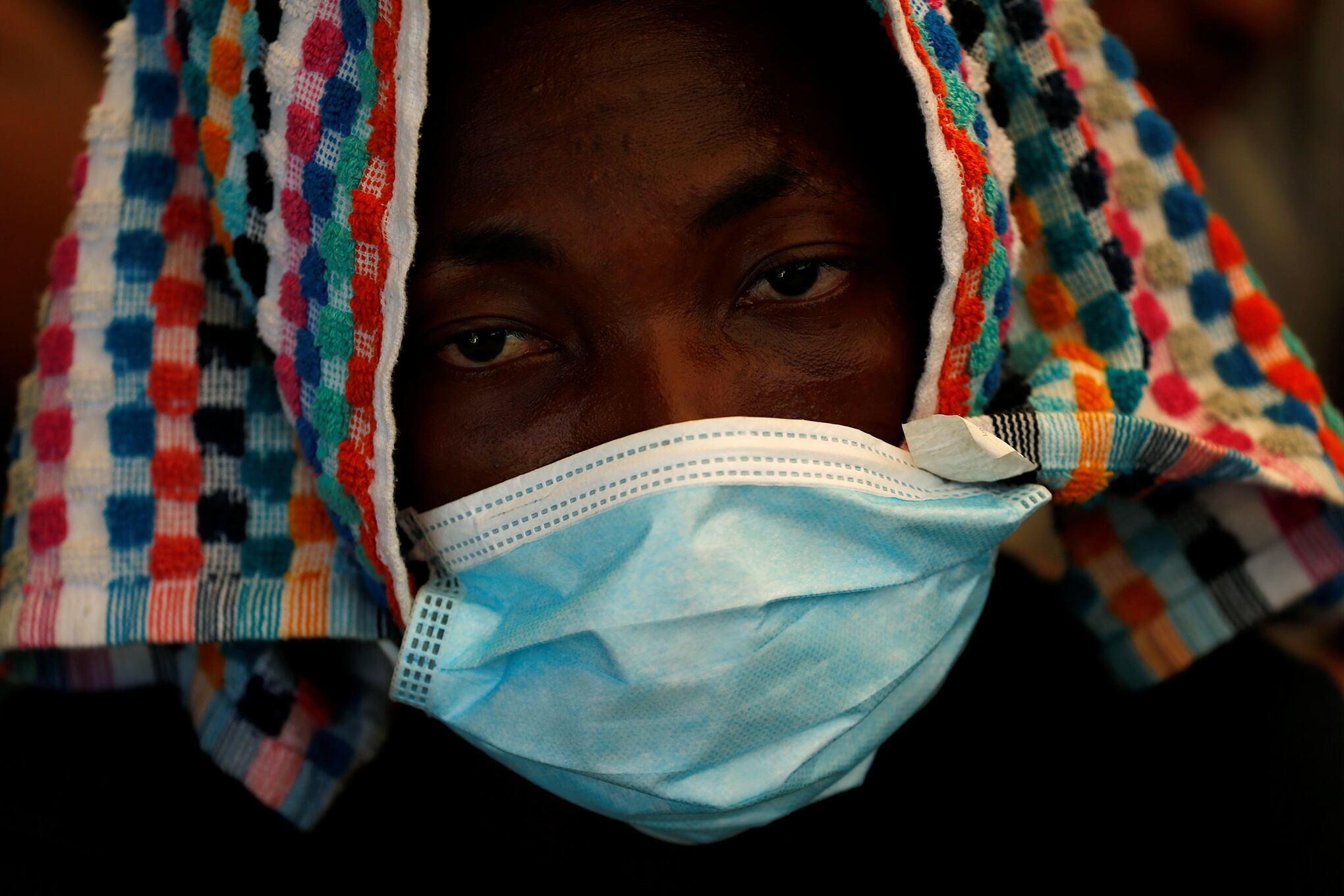 Último grupo de migrantes rescatados desembarque de la nave de rescate migrante Wee-Watch 3 en Sicilia