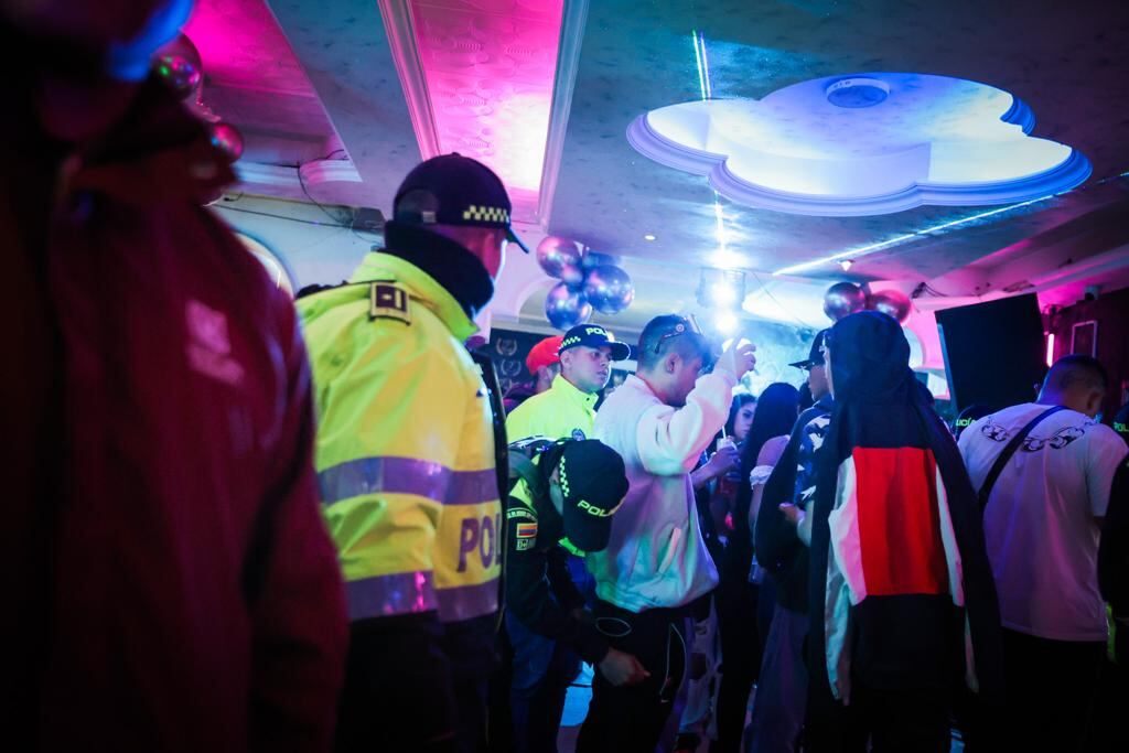 Descubren licor adulterado y drogas entre las paredes y el techo de un prostíbulo en Bogotá, pertenecerían al Tren de Aragua