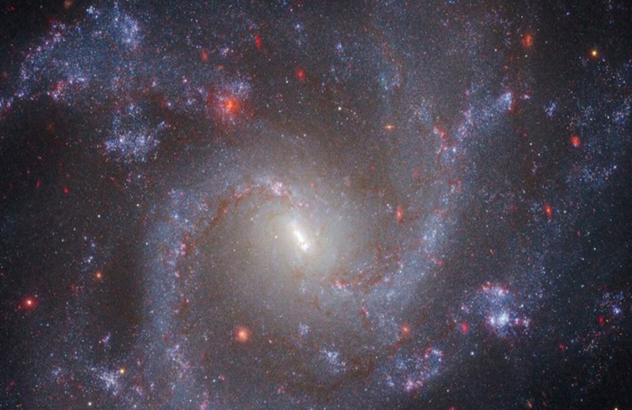 Una nueva teoría propone múltiples singularidades en el espacio en lugar de materia oscura y energía oscura.