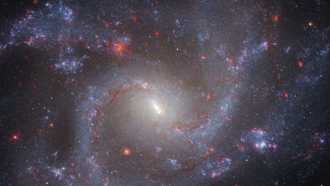 Una nueva teoría propone múltiples singularidades en el espacio en lugar de materia oscura y energía oscura.