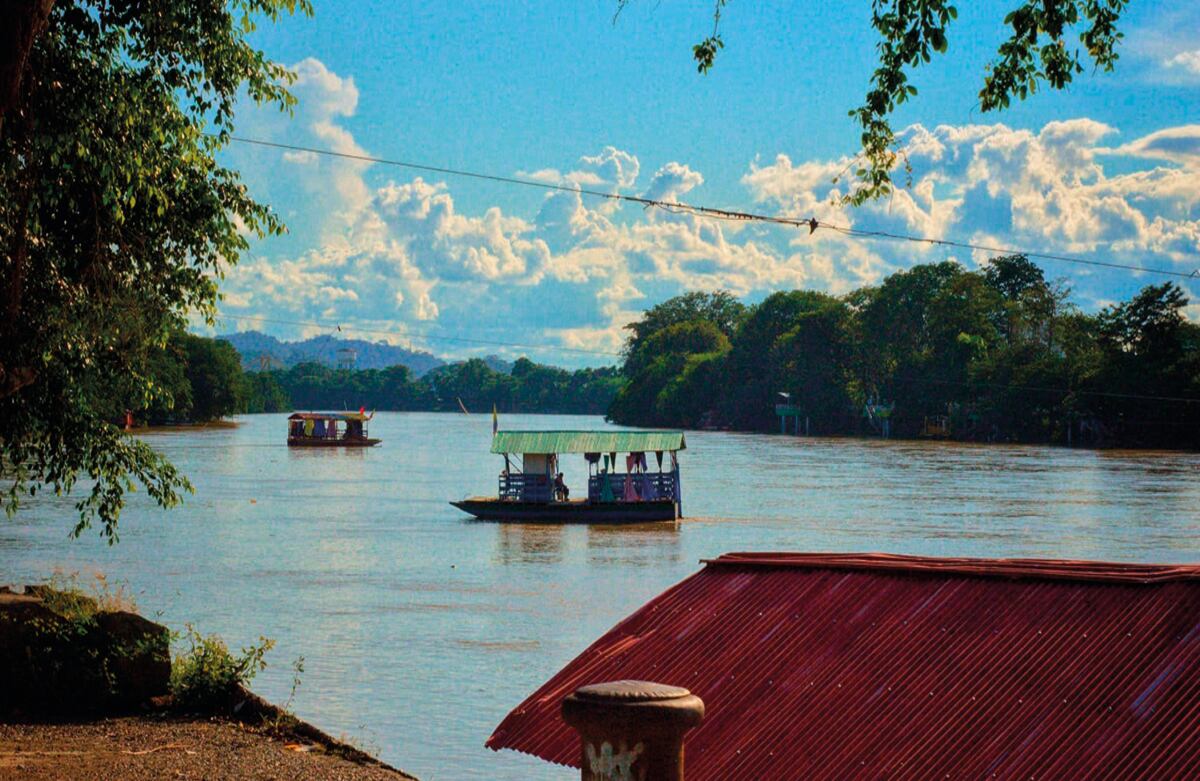 Los planchones que navegan por el río Sinú, corazón de Montería, se han convertido en emblema de la ciudad. Este medio de transporte nació ante la necesidad de movilizar ciudadanos de un lado a otro y hoy es un gran atractivo para los turistas que visitan el departamento.