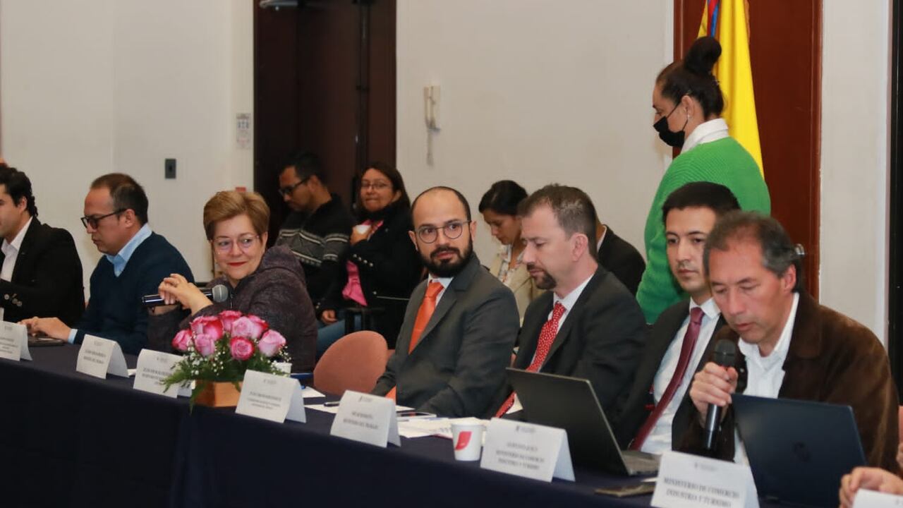 Mesa de negociación del incremento en el salario mínimo.