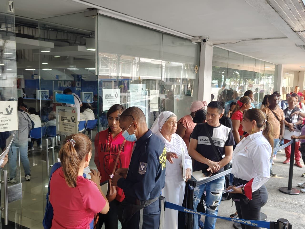 Nueva EPS en Cali: usuarios hacen largas filas para autorizar citas y otros trámites.