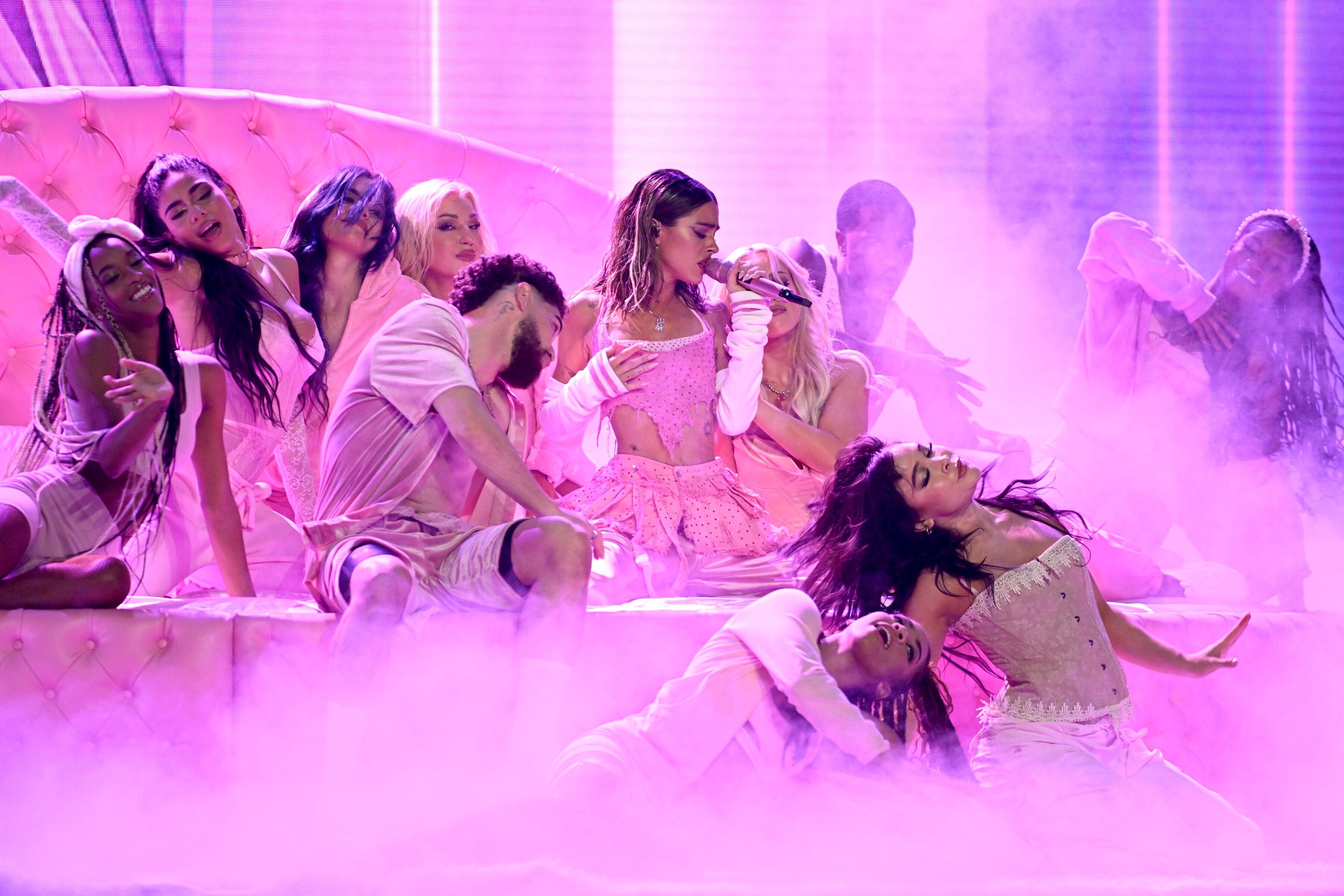 Tini en su presentación en los 2023 Billboard Latin Music Awards