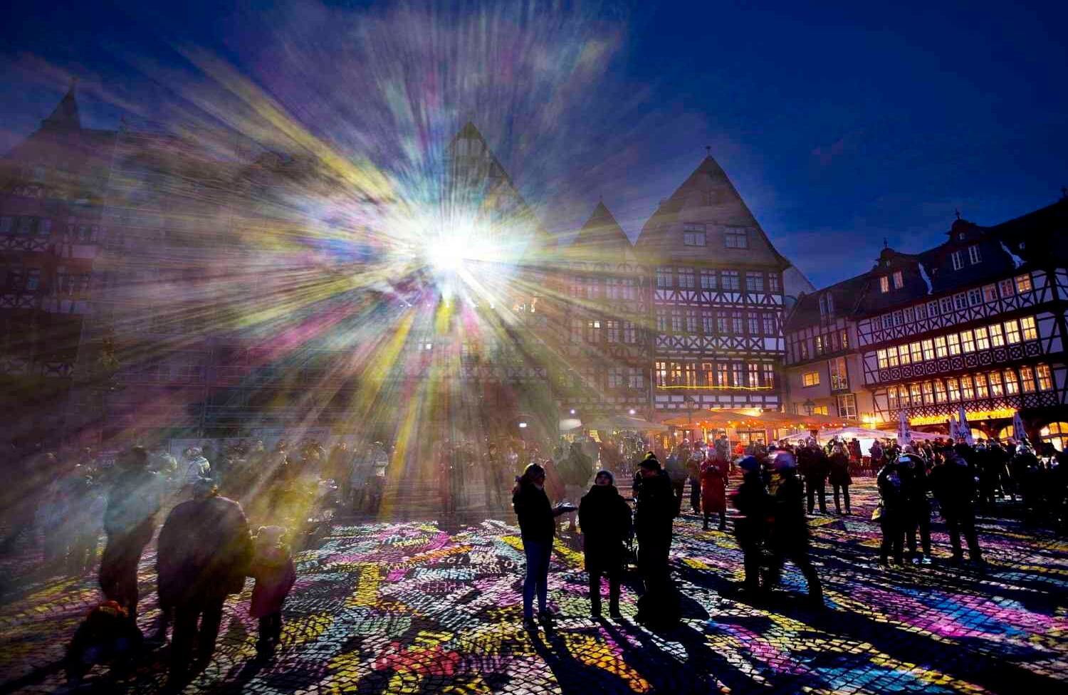 Alemania Festival en Frankfurt La luz brilla desde uno de los edificios en Roemer Square durante la inauguración oficial del festival de luces “Luminale”.  AP/ Michael Probst
