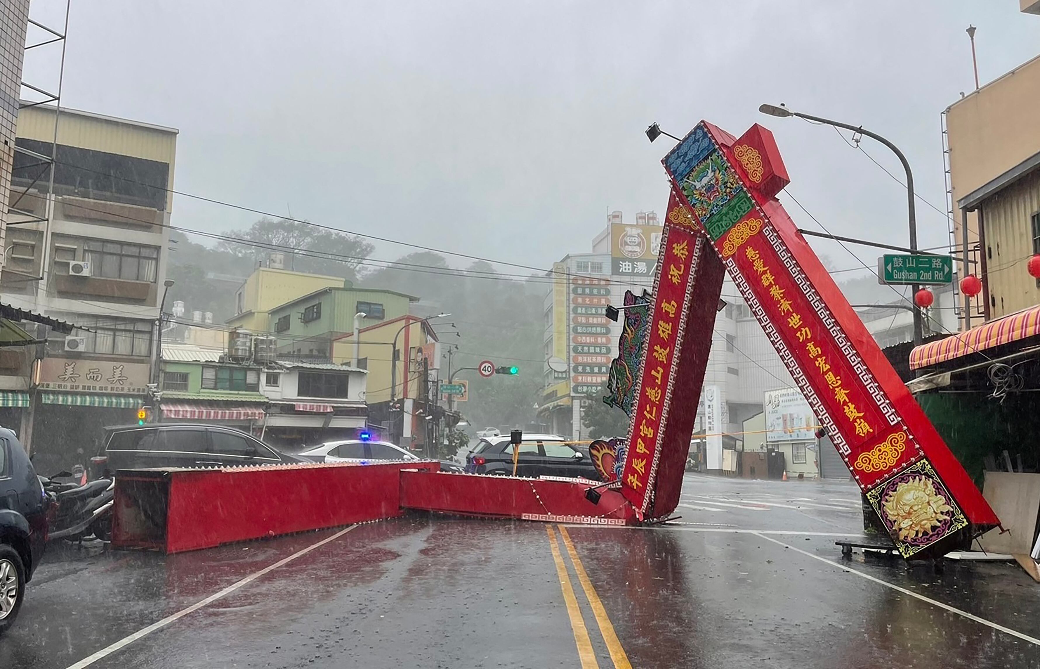 Esta fotografía tomada y publicada por la Agencia Central de Noticias de Taiwán (CNA) el 3 de octubre de 2024 muestra un arco de madera dañado debido a los fuertes vientos del tifón Krathon en Kaohsiung. El tifón Krathon tocó tierra en el sur de Taiwán el 3 de octubre, según informó la agencia meteorológica de la isla, tras desatar fuertes ráfagas y lluvias que dejaron dos muertos y más de 100 heridos.