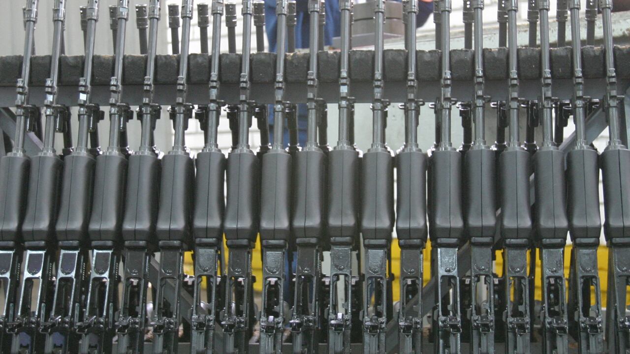 Atención | MinDefensa reconoció que aún no tienen solución para el fusil Galil, tras romper relaciones militares con Israel .