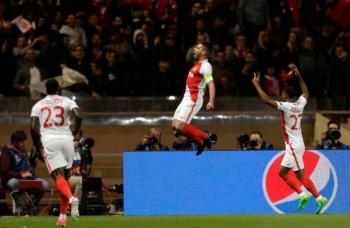 El centrocampista de Mónaco, Radamel Falcao, salta después de anotar el segundo gol de su equipo en el partido de ida de los octavos de final de la Liga de Campeones entre Mónaco y Dortmund en el estadio Louis II de Mónaco, el miércoles 19 de abril de 2017.