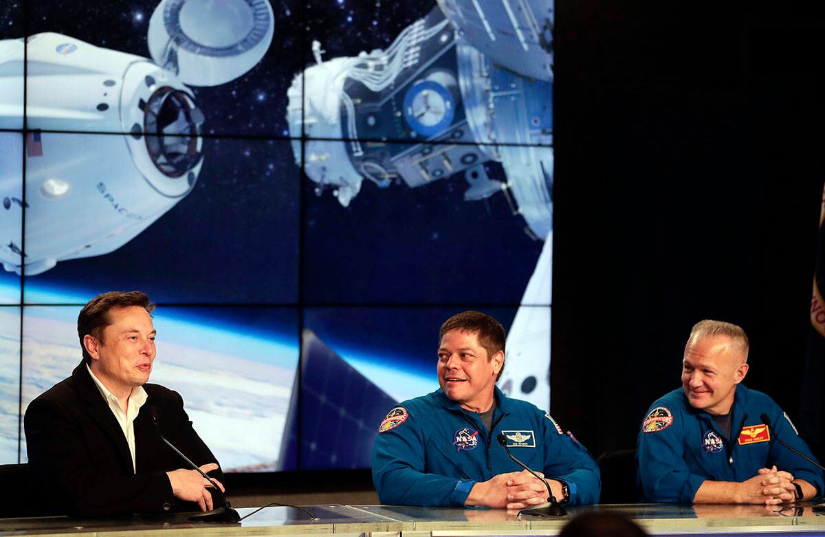 Foto de archivo del sábado 2 de marzo de 2019, Elon Musk, izquierda, CEO de SpaceX, habla acompañado por los astronautas de la NASA Bob Behnken, centro, y Doug Hurley durante una conferencia de prensa después del lanzamiento de SpaceX Falcon 9 Demo-1 en el Centro Espacial Kennedy en Cabo Cañaveral, Florida. Foto: AP/ John Raoux