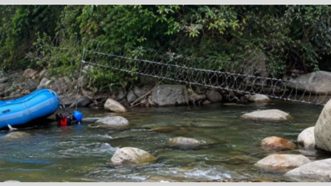Alambre de puas en el río Samaná