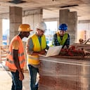 Ingeniero, arquitecto y hombre de negocios trabajando en el proyecto de ingeniería en el sitio de construcción. Concepto de construcción de viviendas. Foto de un joven ingeniero arquitecto usando una computadora portátil.
