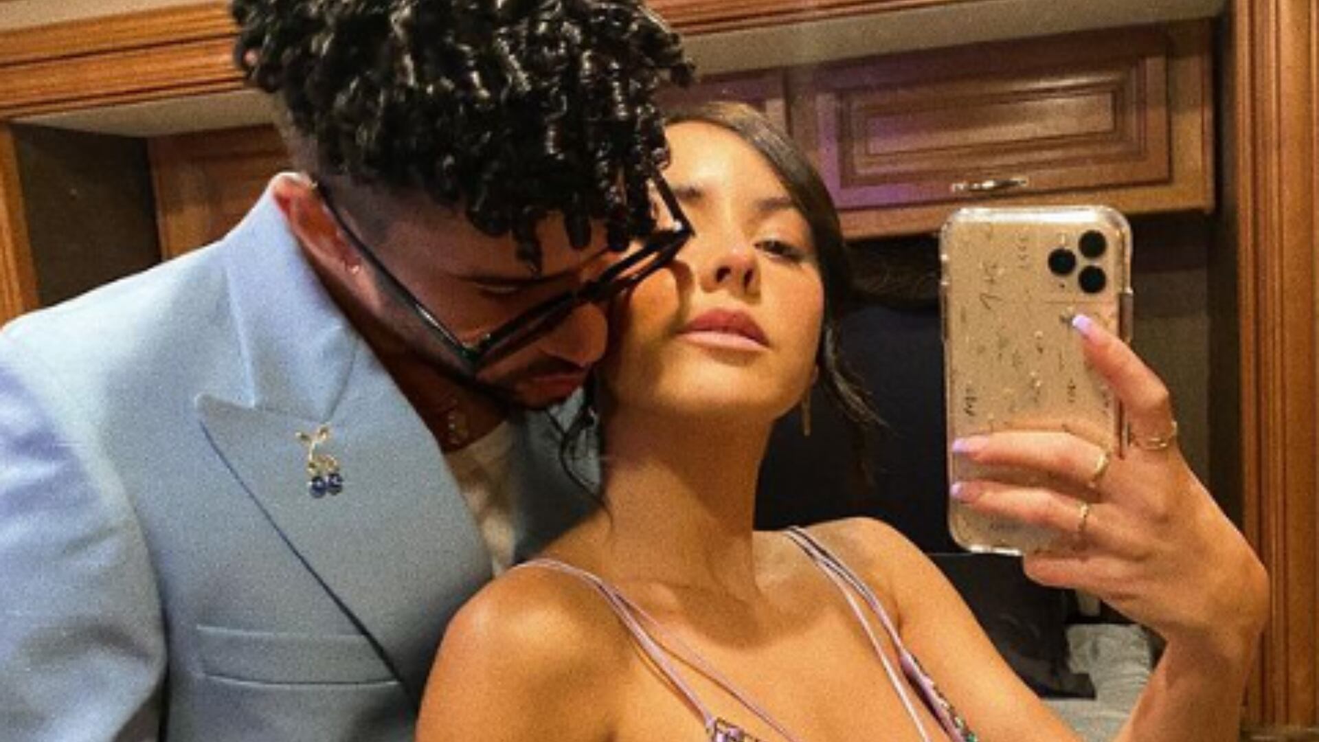 Novia de Bad Bunny Gabriela Berlingeri junto al cantante en una sensual fotografía con trajes de fiesta.