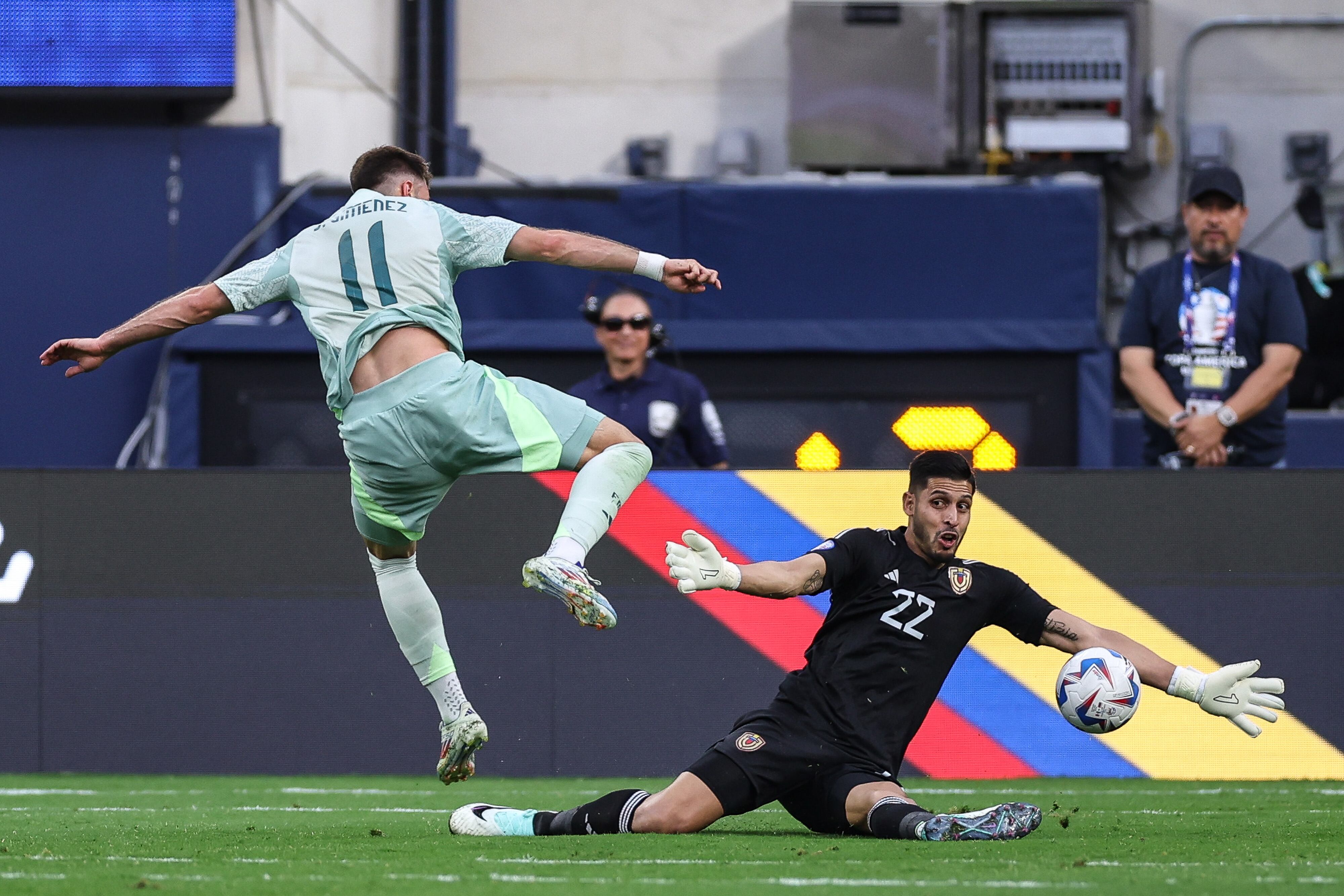 Rafael Romo de Venezuela realiza una parada ante Santiago Giménez de México durante el partido del Grupo B de la CONMEBOL Copa América 2024 entre Venezuela y México en el SoFi Stadium el 26 de junio de 2024 en Inglewood, California.