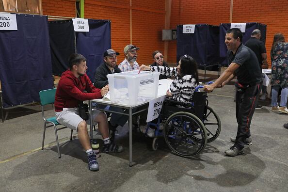 “Estoy cansado, me da pena mi país”, afirmó Fernando Escudero, un jubilado de 77 años que también rechazó la nueva propuesta. “Leí el texto completo, es muy malo, aunque el texto anterior también era muy malo pero tenía cosas rescatables”.