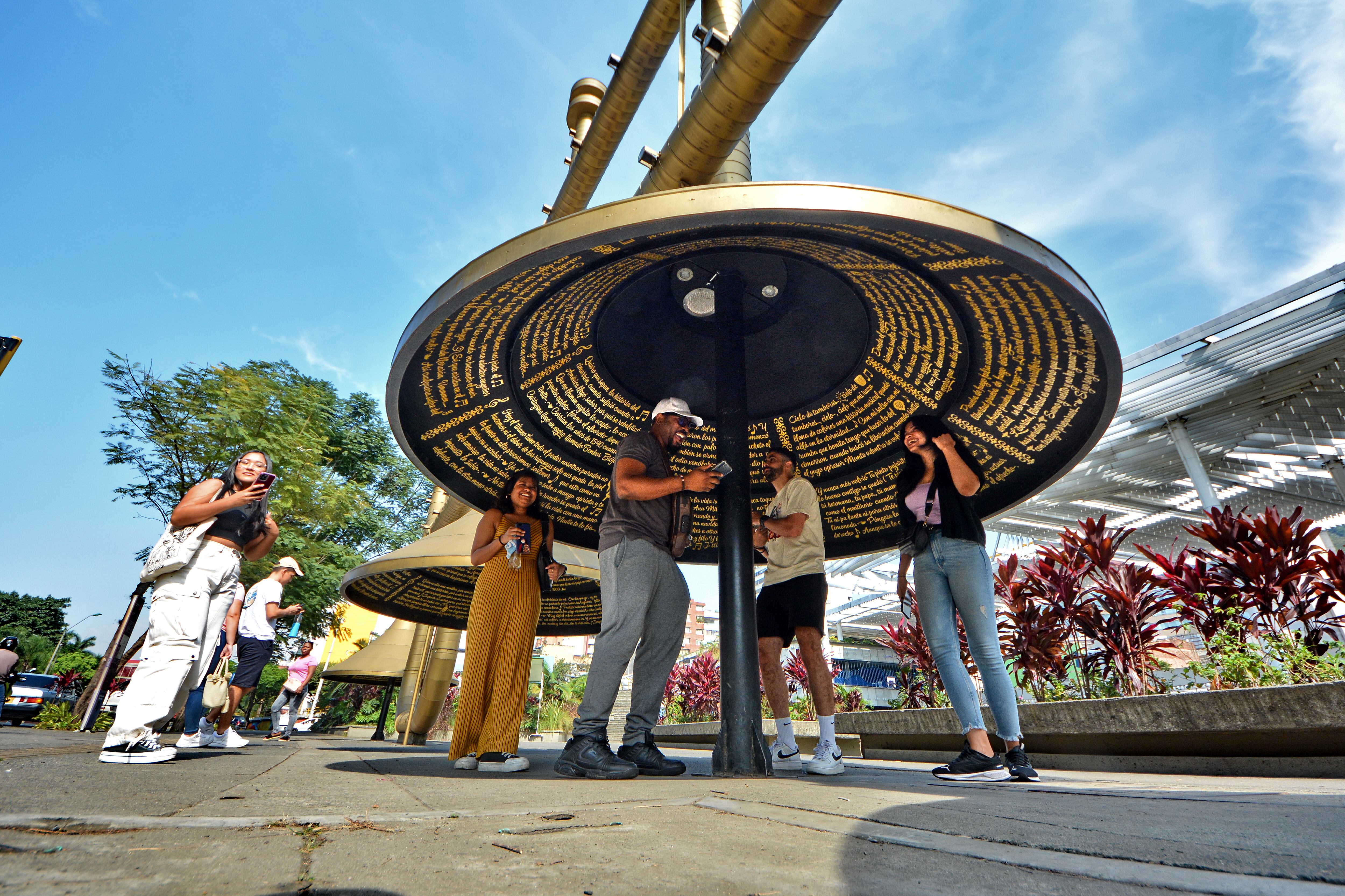Este es monumento de La Trompeta ubicado en la Plazoleta Jairo Varela en el centro de Cali, frente al CAM.