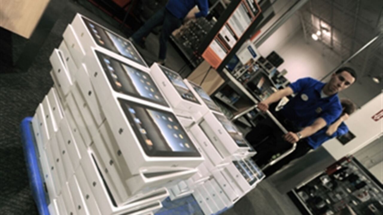 Pesado y grueso con tres puertos USB y una forma más rectangular que el original, esta falsificación con aspiraciones de iPad, que funciona con un sistema operativo de Windows, parece más bien un iPhone gigante.