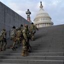 Los miembros de la Guardia Nacional suben una escalera hacia el edificio del Capitolio de los Estados Unidos antes del ensayo para la toma de posesión presidencial del presidente electo Joe Biden en Washington, el lunes 18 de enero de 2021 Foto: AP / Patrick Semansky.