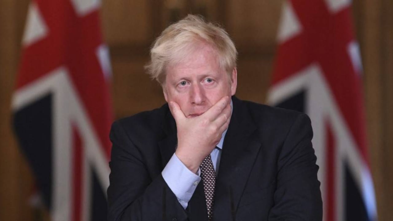 “Que los cuerpos se apilen por miles”: las supuestas declaraciones de Boris Johnson que se filtraron y generaron polémica