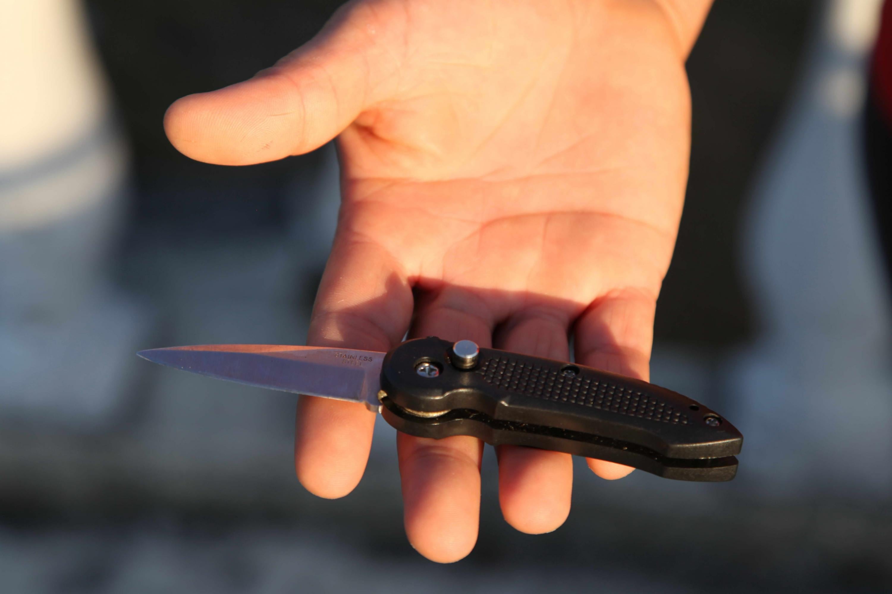 La mujer hirió al hombre con un arma blanca