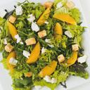 Espinaca, croutones, naranja y queso feta.