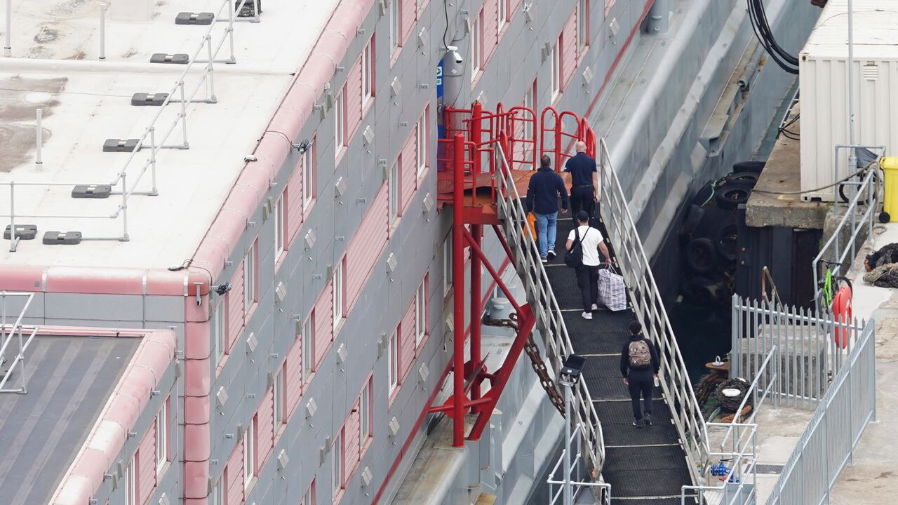 El buque cuenta con capacidad para alojar 500 personas, algunos lo han asimilado a una prisión.