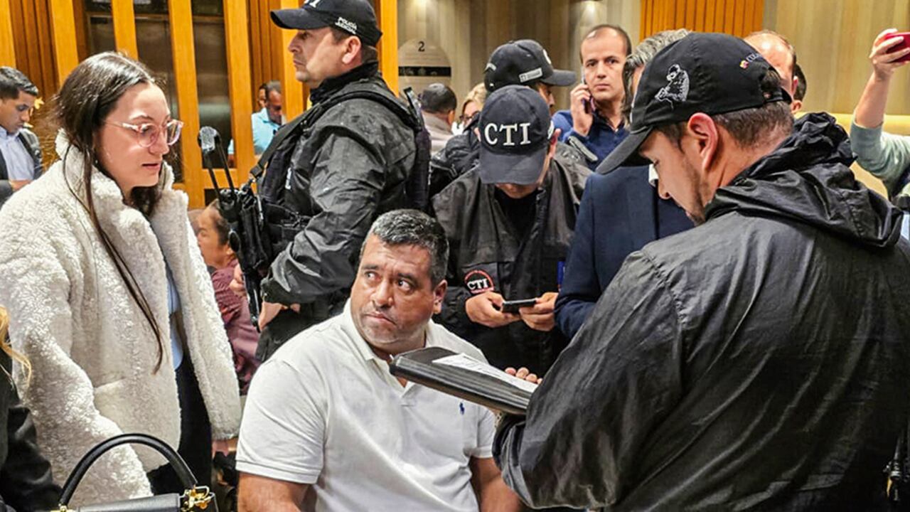 En la fotografía, de blanco, alias Araña, durante un polémico procedimiento de captura de la Fiscalía.