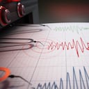 Sismógrafo que imprime registros de actividad sísmica de un terremoto severo.