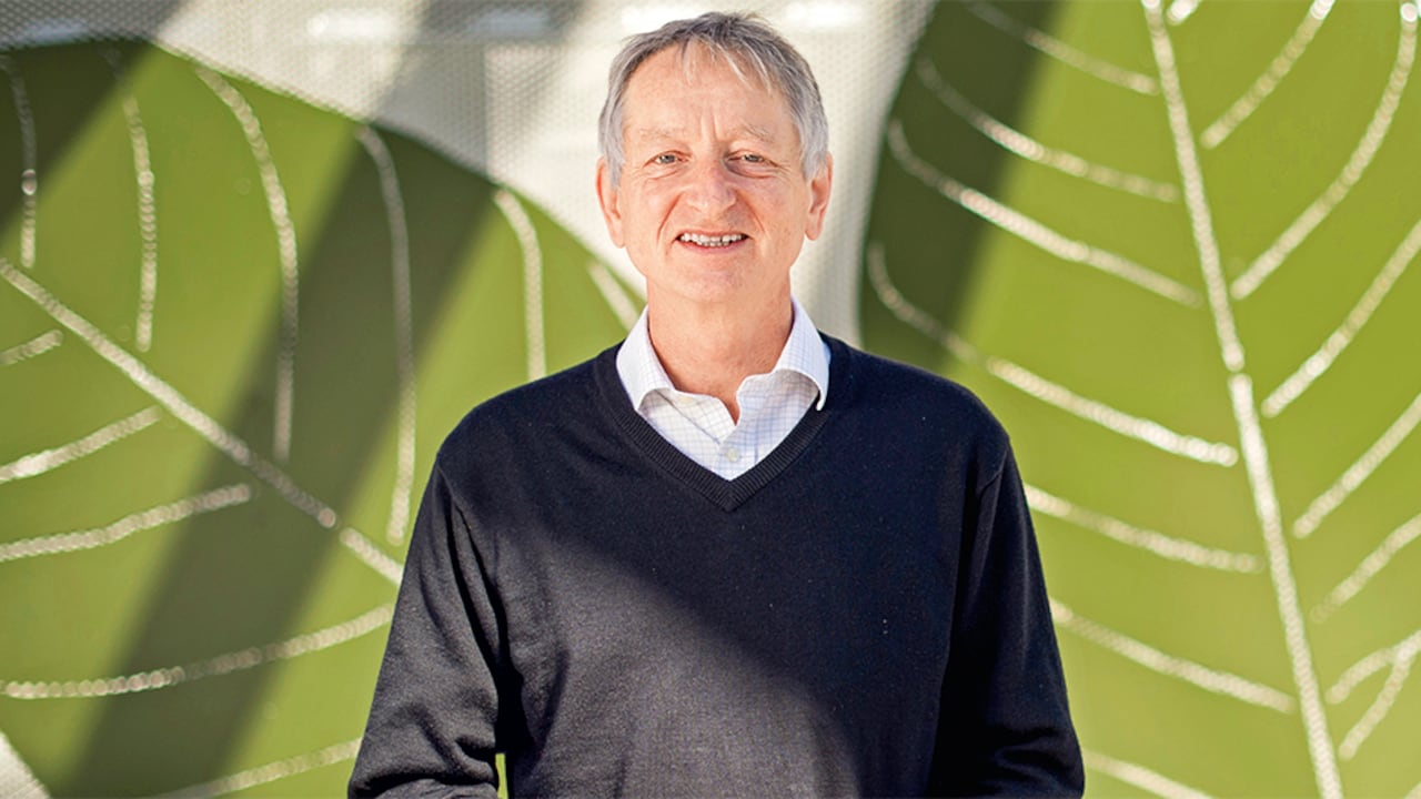 Geoffrey Hinton renunció a Google recientemente, por sus preocupaciones frente a las amenazas que supone la inteligencia artificial para la especie humana.
