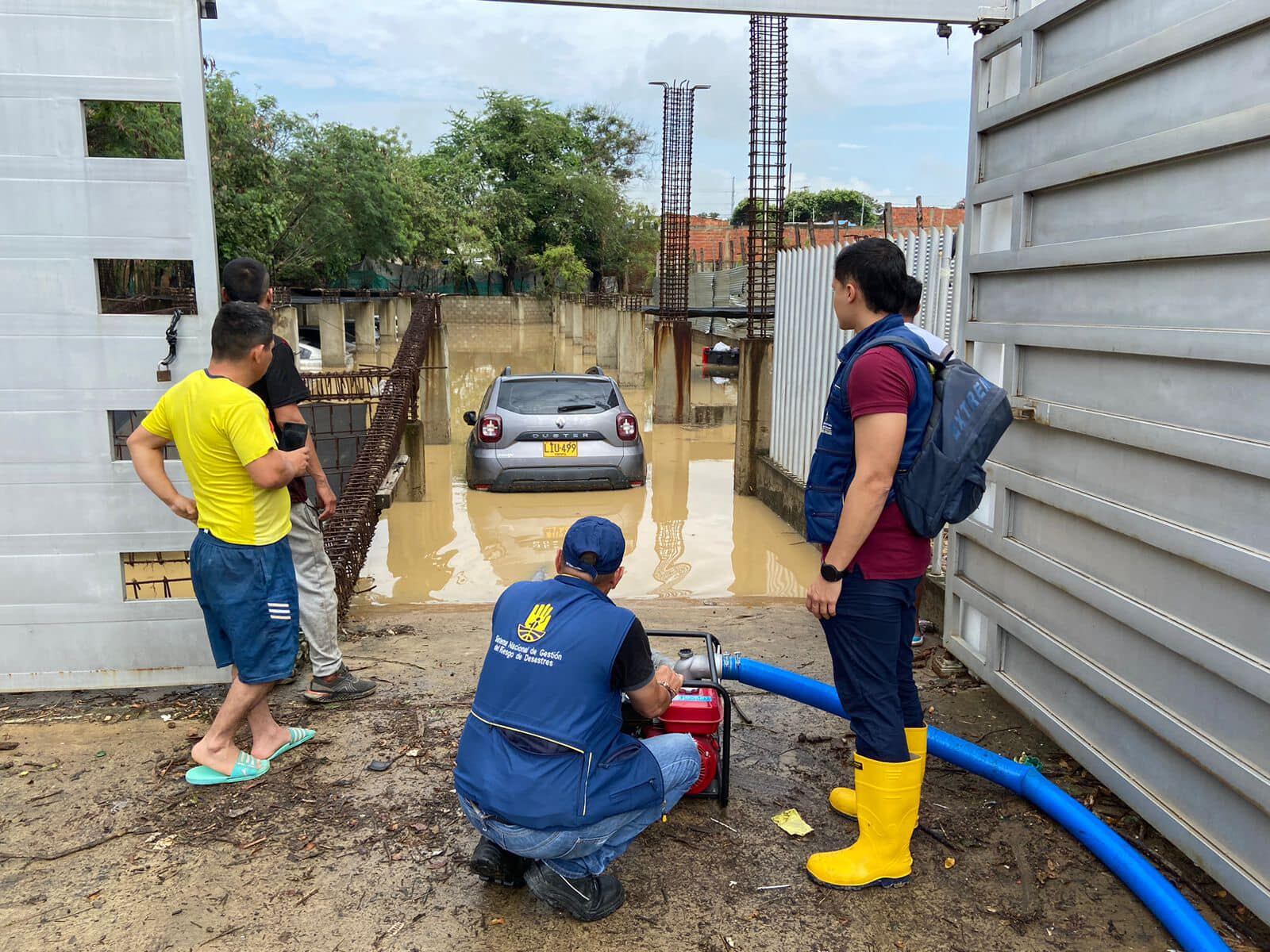 Varios carros quedaron sumergidos en el agua.