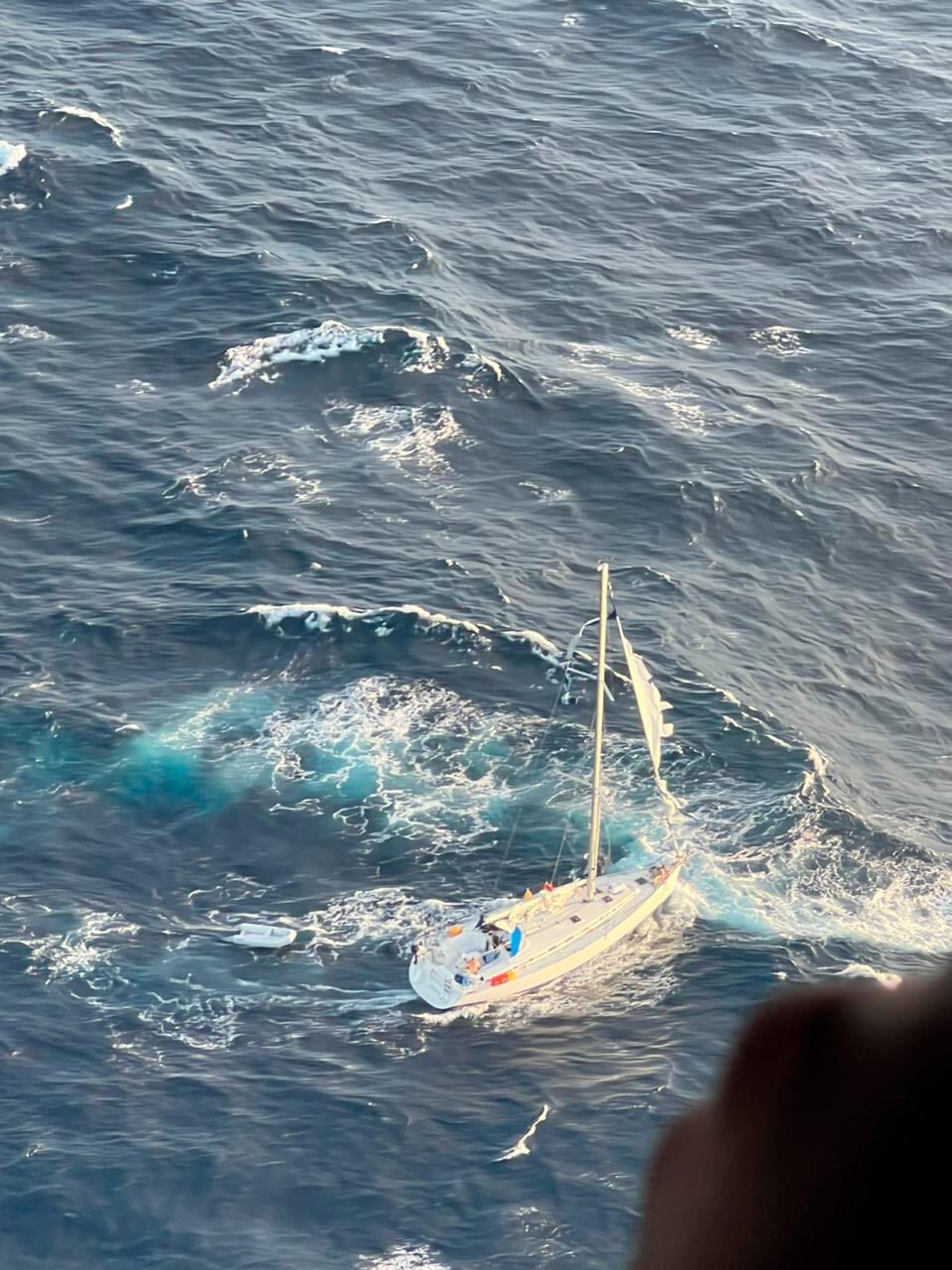 El velero se encontraba a la deriva.