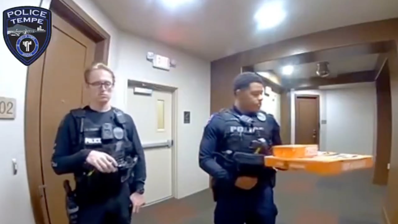 Los agentes de policía se acercaron al domicilio para entregar la pizza.