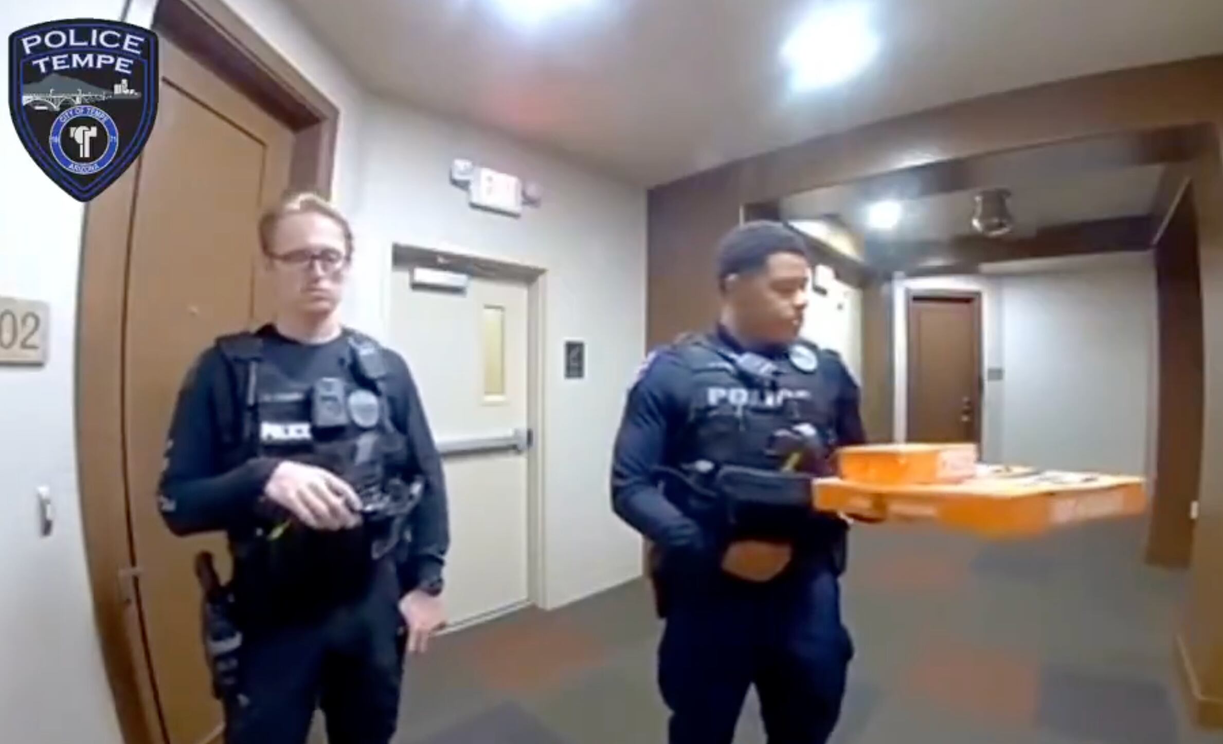 Los agentes de policía se acercaron al domicilio para entregar la pizza.