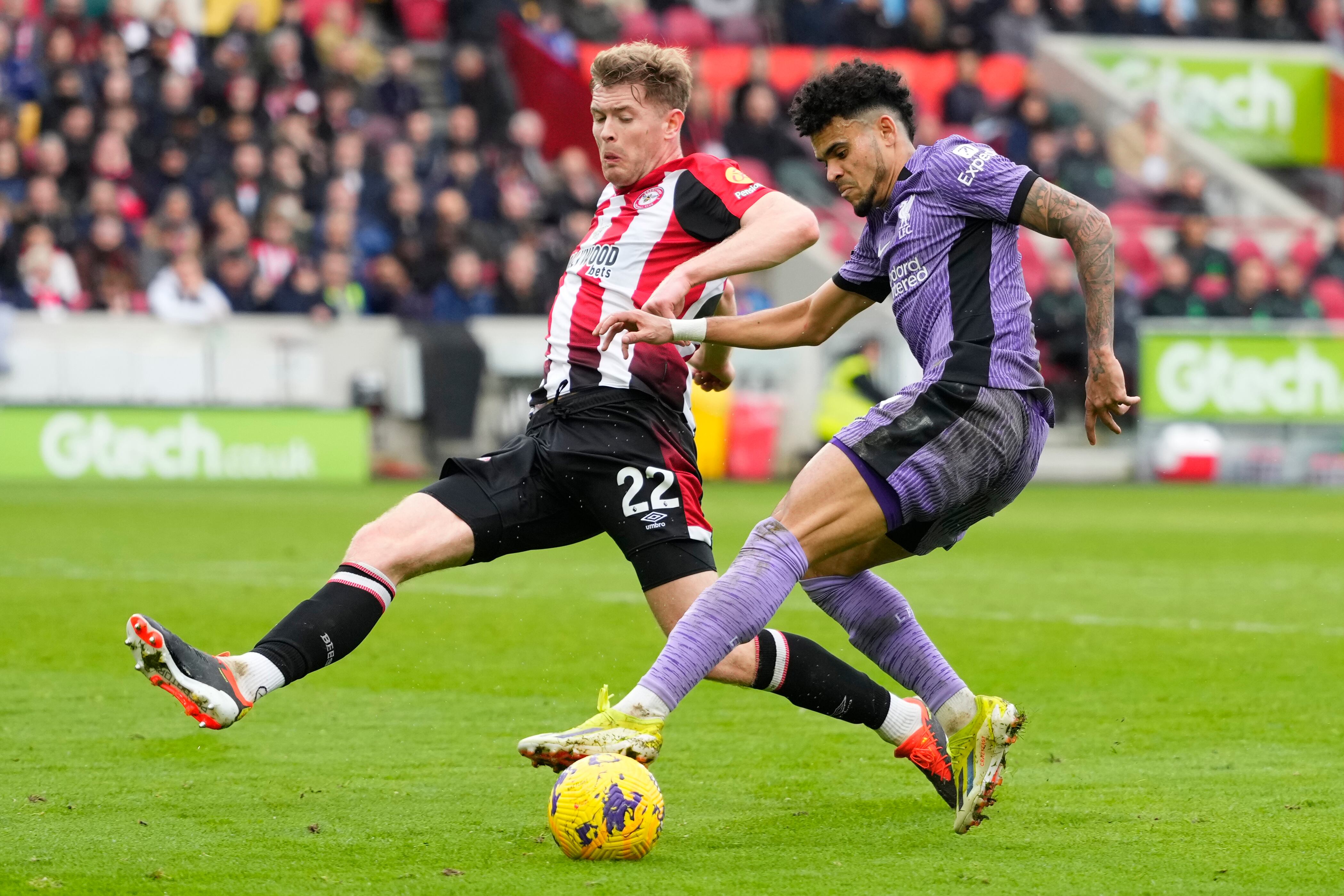 Luis Díaz del Liverpool compite por el balón con Nathan Collins del Brentford durante el partido de fútbol de la Liga Premier inglesa entre Brentford y Liverpool en el Gtech Community Stadium de Londres, el sábado 17 de febrero de 2024. (Foto AP/Kirsty Wigglesworth)