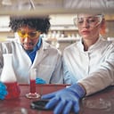 La investigación debe ser apoyada por el Estado y hay que determinar con fuerza la prioridad de las universidades para recibir el apoyo estatal y favorecer la inversión de la empresa privada en proyectos investigativos.