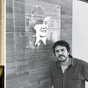 Felipe Pigna frente a la placa ubicada en la puerta del Hospital de La Grave de Toulouse, que recuerda el nacimiento de Charles Romuald Gardes el 11 de diciembre de 1890.